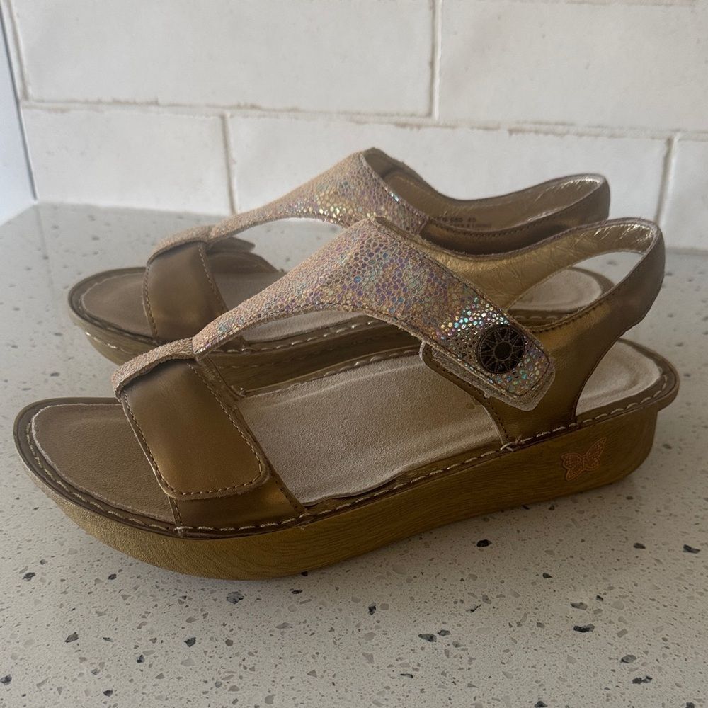 Alegria Metallic Gold Wedge Sandals Iridescent T-Strap Casual Women’s Size EU 40